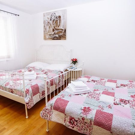 Beautiful Apartment In Central Residence Prága Kültér fotó