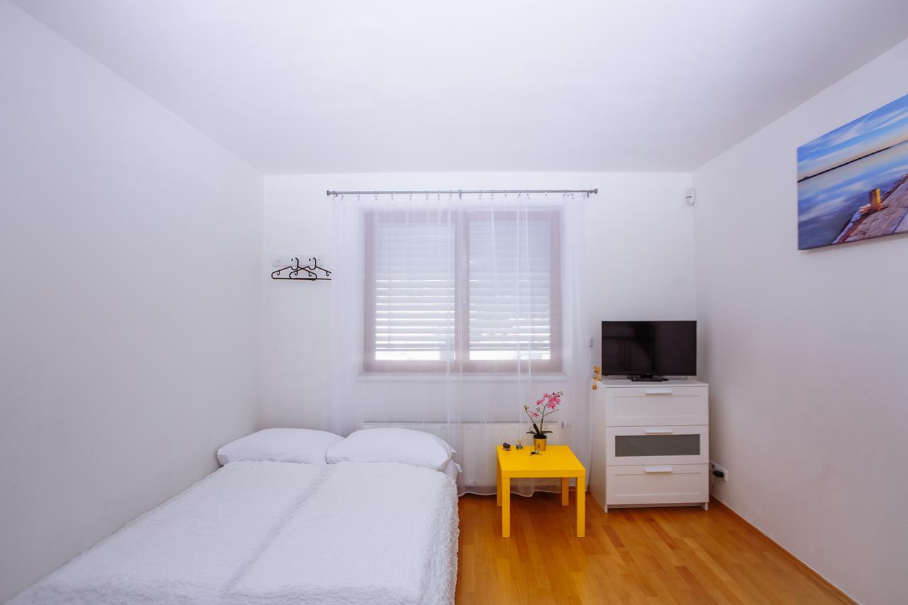 Beautiful Apartment In Central Residence Prága Kültér fotó