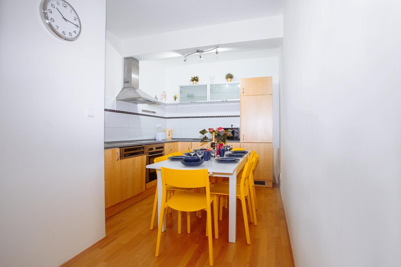 Beautiful Apartment In Central Residence Prága Kültér fotó