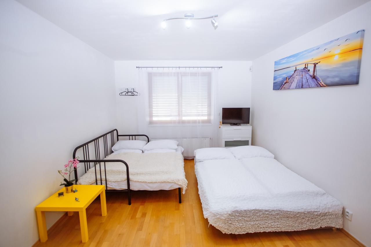 Beautiful Apartment In Central Residence Prága Kültér fotó