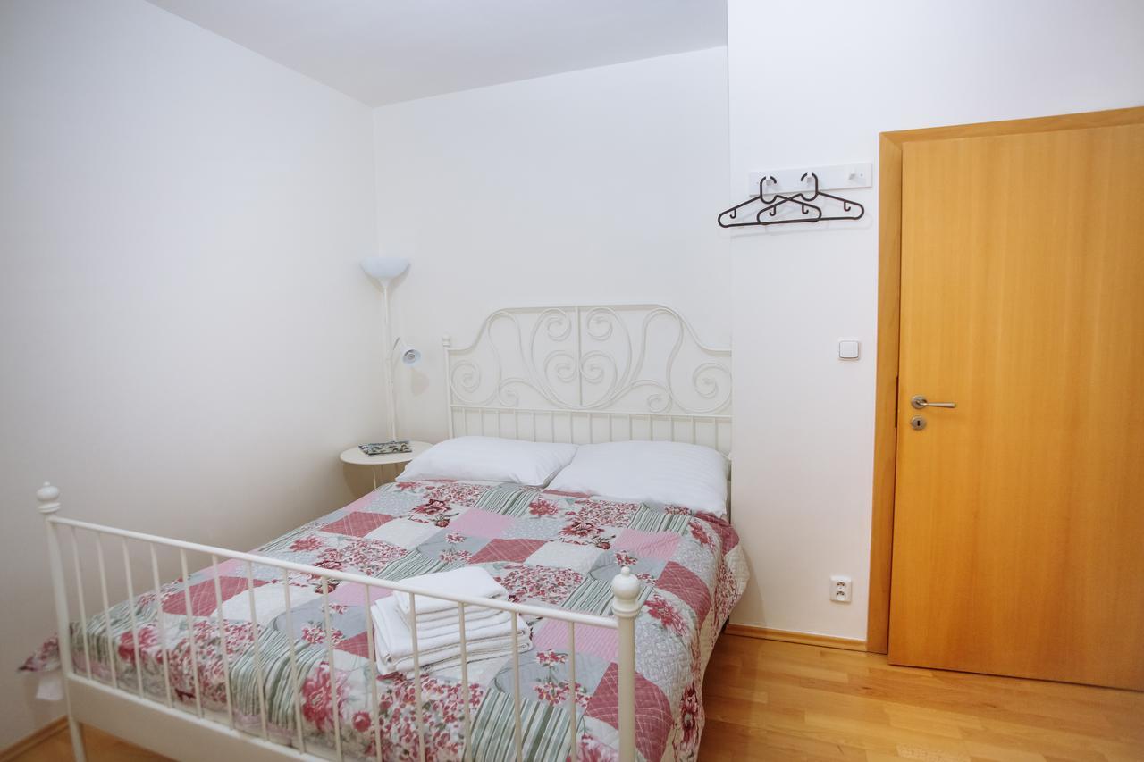Beautiful Apartment In Central Residence Prága Kültér fotó