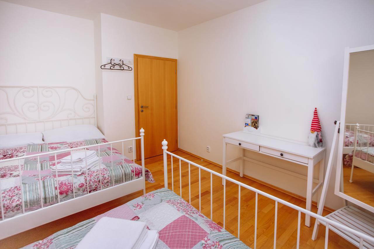 Beautiful Apartment In Central Residence Prága Kültér fotó