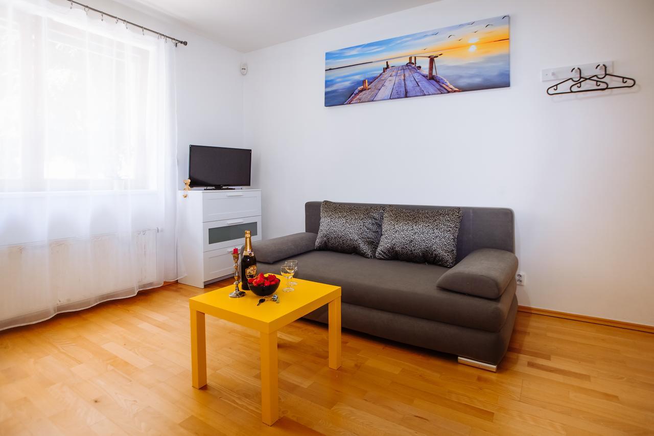 Beautiful Apartment In Central Residence Prága Kültér fotó