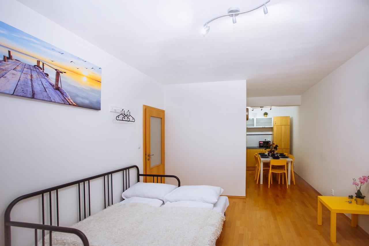 Beautiful Apartment In Central Residence Prága Kültér fotó